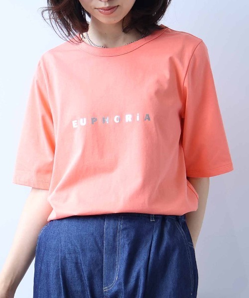 leswel（レスウェル）の「【L～5L 大きいサイズ】箔プリントTシャツ（Tシャツ/カットソー・レディース・チャコールグレー/ベージュ/サーモンピンク・L/3L/4L/5L/LL）」の3枚目の写真