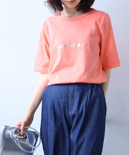 leswel（レスウェル）の「【L～5L 大きいサイズ】箔プリントTシャツ（Tシャツ/カットソー・レディース・チャコールグレー/ベージュ/サーモンピンク・L/3L/4L/5L/LL）」の4枚目の写真