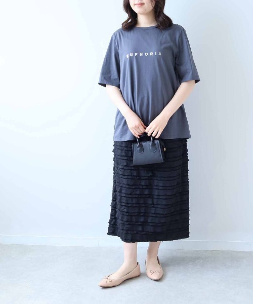 leswel（レスウェル）の「【L～5L 大きいサイズ】箔プリントTシャツ（Tシャツ/カットソー・レディース・チャコールグレー/ベージュ/サーモンピンク・L/3L/4L/5L/LL）」の5枚目の写真