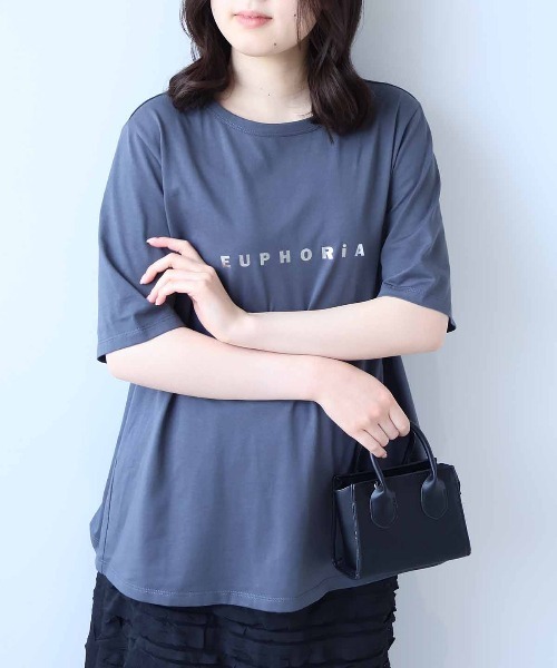 leswel（レスウェル）の「【L～5L 大きいサイズ】箔プリントTシャツ（Tシャツ/カットソー・レディース・チャコールグレー/ベージュ/サーモンピンク・L/3L/4L/5L/LL）」の6枚目の写真