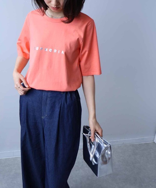 leswel（レスウェル）の「【L～5L 大きいサイズ】箔プリントTシャツ（Tシャツ/カットソー・レディース・チャコールグレー/ベージュ/サーモンピンク・L/3L/4L/5L/LL）」の9枚目の写真