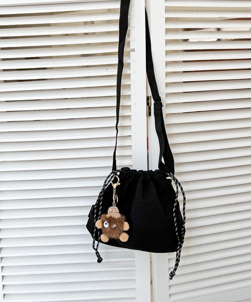 NOLITA LABORATORY（ノリータラボラトリー）の「【 NOLITA / ノリータ 】バッグチャーム 付き 軽くて便利 巾着 ショルダーバッグ サコッシュ ポシェット（ショルダーバッグ・レディース・カーキ/ブラック/ベージュ・FREE）」の2枚目の写真