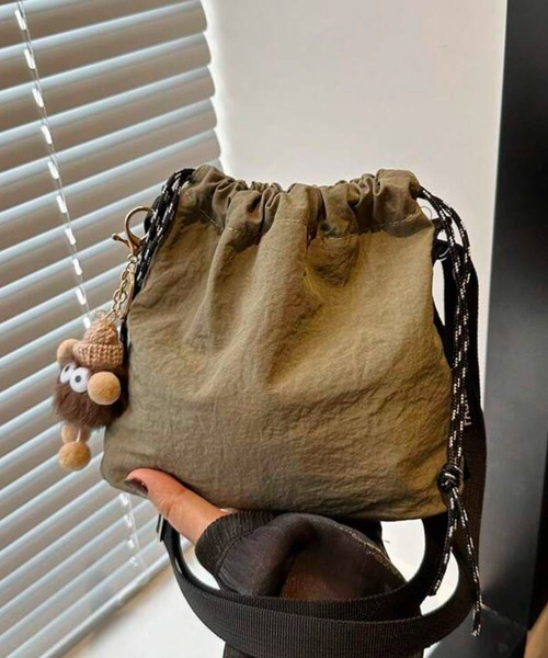 NOLITA LABORATORY（ノリータラボラトリー）の「【 NOLITA / ノリータ 】バッグチャーム 付き 軽くて便利 巾着 ショルダーバッグ サコッシュ ポシェット（ショルダーバッグ・レディース・カーキ/ブラック/ベージュ・FREE）」の22枚目の写真