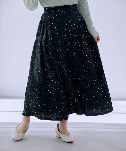 COHINA（コヒナ）の「エンボスドットサイドティアードスカート 【低身長・小柄女性】（スカート・レディース・ブラック/ホワイト・S-Regular/XS-Regular/S-Short/XS-Short）」の2枚目の写真