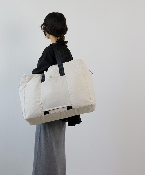 emesuelee(エメスーリー)の「ナイロン コンパクトボストンバッグ ビッグサイズ(ボストンバッグ・レディース・ブラック/サックスブルー/アイボリー/ライトベージュ・フリー)」の10枚目の写真