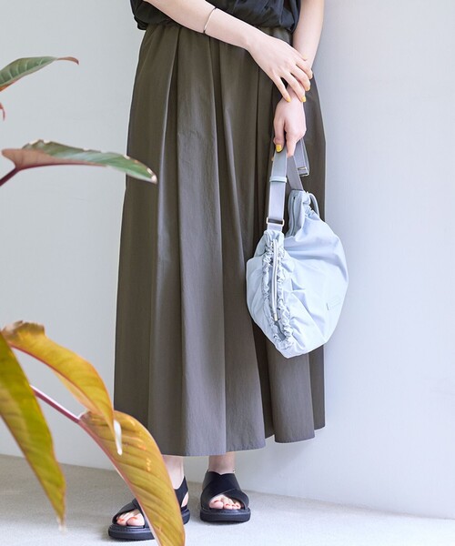 23区(ニジュウサンク)の「【SLOW/一部店舗限定】UVカット/撥水/接触冷感 ナイロンタスランタフタ スカート(スカート・レディース・グレー系/ベージュ系・38)」の2枚目の写真