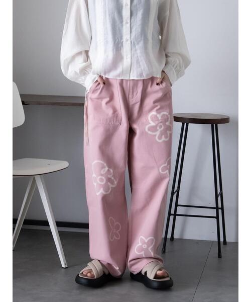 ehka sopo(エヘカソポ)の「花スプレープリントパンツ(その他パンツ・レディース・ピンク/キナリ/チャコールグレー・F)」の3枚目の写真
