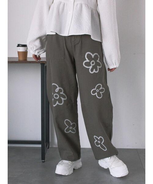 ehka sopo(エヘカソポ)の「花スプレープリントパンツ(その他パンツ・レディース・ピンク/キナリ/チャコールグレー・F)」の1枚目の写真