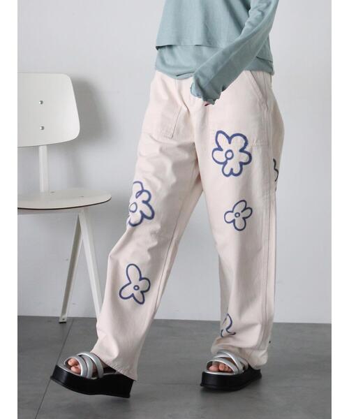 ehka sopo(エヘカソポ)の「花スプレープリントパンツ(その他パンツ・レディース・ピンク/キナリ/チャコールグレー・F)」の2枚目の写真