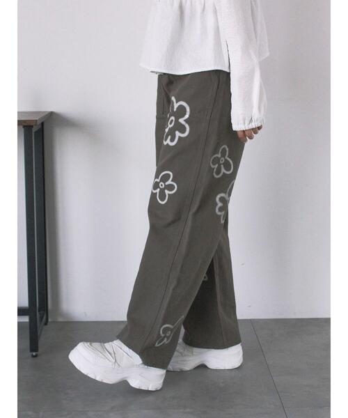 ehka sopo(エヘカソポ)の「花スプレープリントパンツ(その他パンツ・レディース・ピンク/キナリ/チャコールグレー・F)」の11枚目の写真