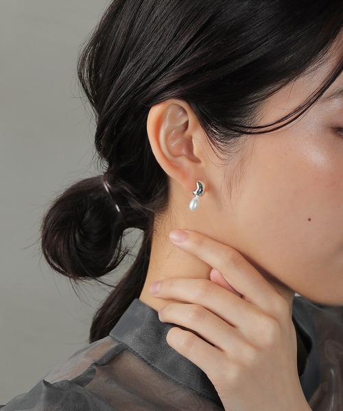 Kana(カナ)の「メタル × 淡水パール ステンレスポスト ピアス(ピアス(両耳用)・レディース・シルバー/ゴールド・フリー)」の3枚目の写真