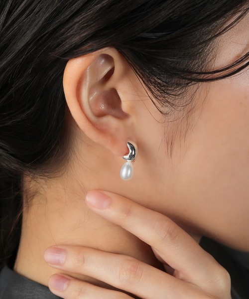 Kana(カナ)の「メタル × 淡水パール ステンレスポスト ピアス(ピアス(両耳用)・レディース・シルバー/ゴールド・フリー)」の4枚目の写真