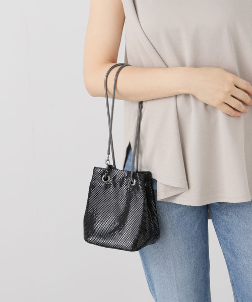 La TOTALITE(ラトータリテ)の「U/ユー メタリック ミニBAG(ショルダーバッグ・レディース・シルバー/ブラック・FREE)」の6枚目の写真
