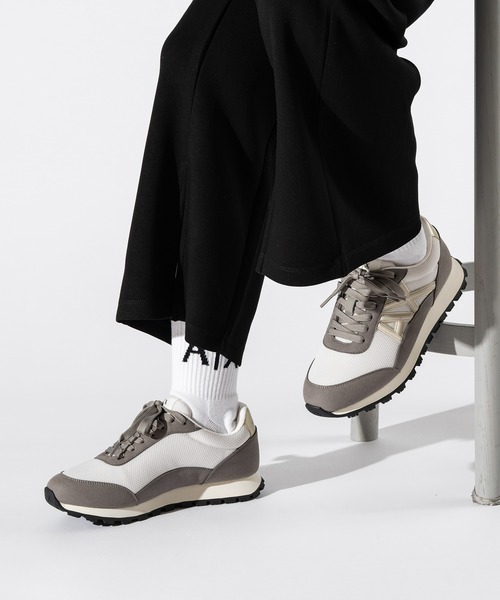 ARMANI EXCHANGE（アルマーニエクスチェンジ）の「【A|X アルマーニ エクスチェンジ】AXロゴ ミックスマテリアル レースアップスニーカー（スニーカー・レディース・ブラック×ゴールド/ベージュ/ライトベージュ・39/38.5/38/37.5/37/36.5/36/35）」の2枚目の写真