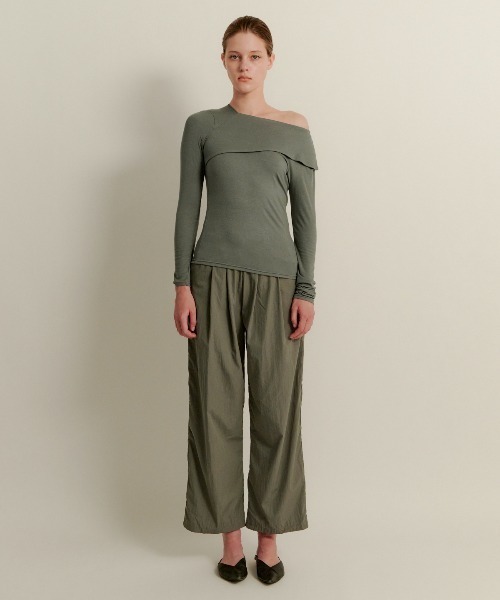 kiehtova(キエトヴァ)の「【kiehtova】asymmetry decorate tops/アシンメトリー デコルテ トップス(Tシャツ/カットソー・レディース・ブラック/グリーン/ブラウン・FREE)」の5枚目の写真