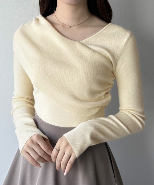 mipiarl(ミピアール)の「アシンメトリークロスニットトップス(ニット/セーター・レディース・グレー/ブラック/アイボリー/モカ/チャコール・MEDIUM/LARGE)」の6枚目の写真