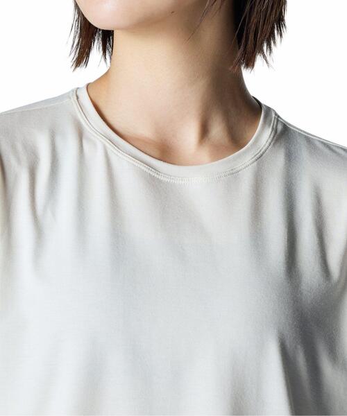 UNDER ARMOUR(アンダーアーマー)の「UAソフト ロングスリーブ Tシャツ(トレーニング/レディース)(Tシャツ/カットソー・レディース・ベージュ・XL/L/M/S)」の4枚目の写真