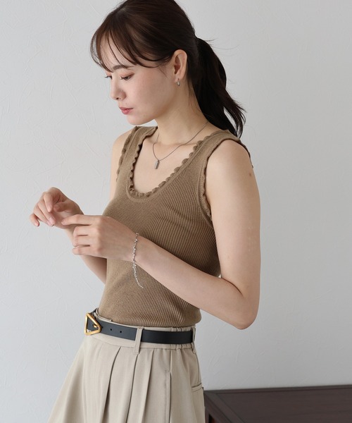 BLUEEAST(ブルーイースト)の「フリルリブニットタンクトップ(タンクトップ・レディース・ブラウン/ブラック/チャコールグレー・MEDIUM)」の8枚目の写真