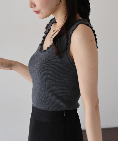 BLUEEAST(ブルーイースト)の「フリルリブニットタンクトップ(タンクトップ・レディース・ブラウン/ブラック/チャコールグレー・MEDIUM)」の12枚目の写真
