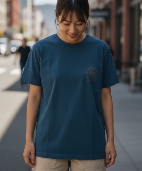 BY THE BAY(バイザベイ)の「【ALMOND:アーモンド】Tシャツ/半袖ワンポイントTシャツ(Tシャツ/カットソー・メンズ・ネイビー・SMALL/MEDIUM)」の1枚目の写真
