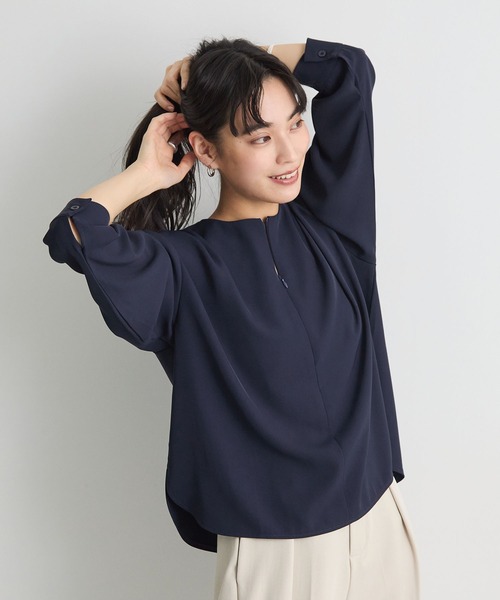 Futier land（フューティアランド）の「【お手入れ楽ちん】とろみVネック長袖ブラウス（シャツ/ブラウス・レディース・グレイッシュベージュ/ネイビー/ホワイト・LARGE/MEDIUM）」の3枚目の写真