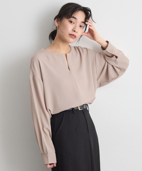 Futier land（フューティアランド）の「【お手入れ楽ちん】とろみVネック長袖ブラウス（シャツ/ブラウス・レディース・グレイッシュベージュ/ネイビー/ホワイト・LARGE/MEDIUM）」の2枚目の写真