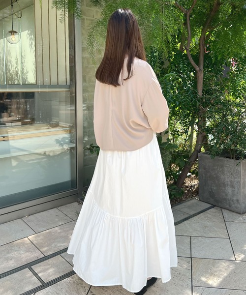 Futier land（フューティアランド）の「【お手入れ楽ちん】とろみVネック長袖ブラウス（シャツ/ブラウス・レディース・グレイッシュベージュ/ネイビー/ホワイト・LARGE/MEDIUM）」の5枚目の写真
