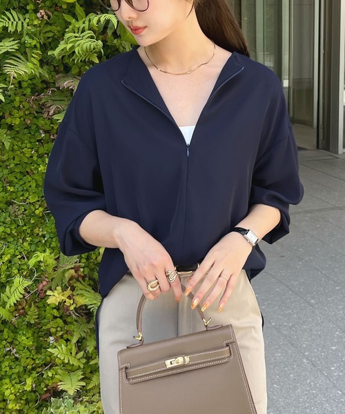 Futier land（フューティアランド）の「【お手入れ楽ちん】とろみVネック長袖ブラウス（シャツ/ブラウス・レディース・グレイッシュベージュ/ネイビー/ホワイト・LARGE/MEDIUM）」の10枚目の写真