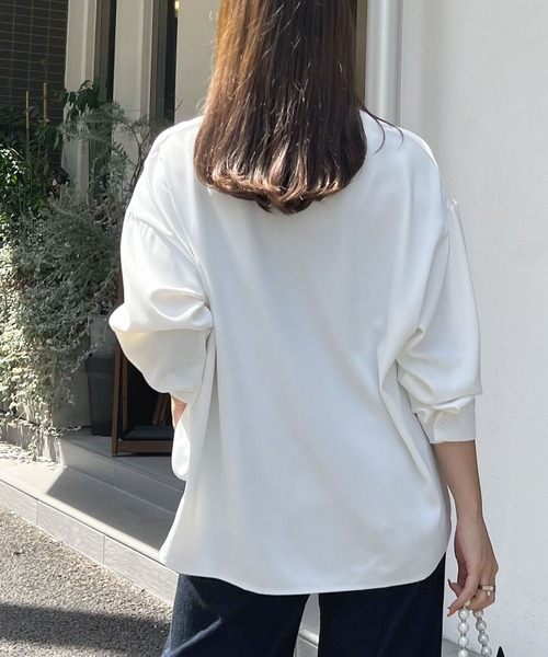Futier land（フューティアランド）の「【お手入れ楽ちん】とろみVネック長袖ブラウス（シャツ/ブラウス・レディース・グレイッシュベージュ/ネイビー/ホワイト・LARGE/MEDIUM）」の17枚目の写真
