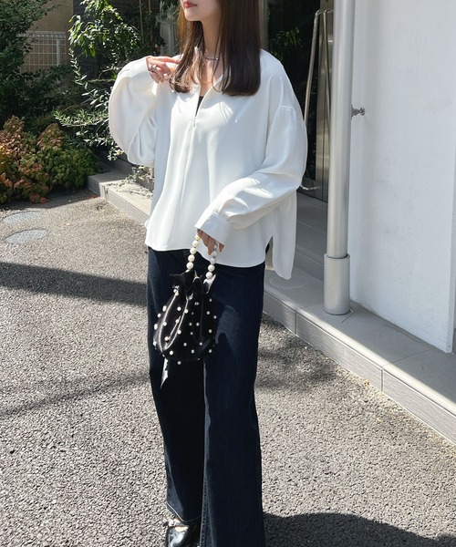 Futier land（フューティアランド）の「【お手入れ楽ちん】とろみVネック長袖ブラウス（シャツ/ブラウス・レディース・グレイッシュベージュ/ネイビー/ホワイト・LARGE/MEDIUM）」の19枚目の写真