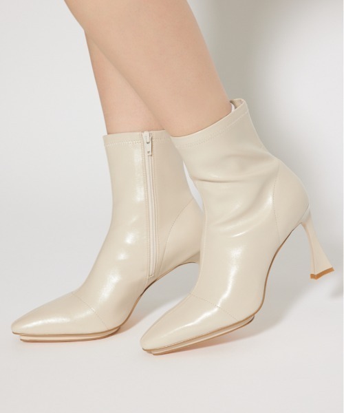 rienda（リエンダ）の「スリムトゥフィットショートブーツ  靴（ブーツ・レディース・アイボリー/ブラック・SMALL/MEDIUM/LARGE）」の2枚目の写真