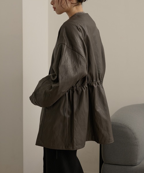 LAULEN（ローレン）の「leather like no collar zip up coat /レザーライクノーカラージップアップミドルコート（ノーカラーコート・レディース・ブラック/ブラウン/グレー・FREE）」の7枚目の写真