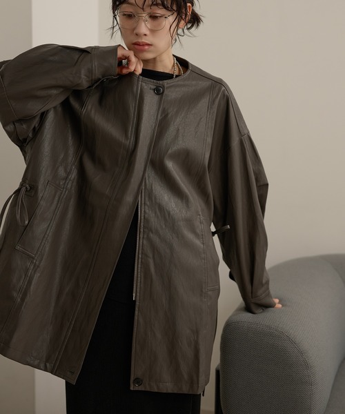 LAULEN（ローレン）の「leather like no collar zip up coat /レザーライクノーカラージップアップミドルコート（ノーカラーコート・レディース・ブラック/ブラウン/グレー・FREE）」の9枚目の写真