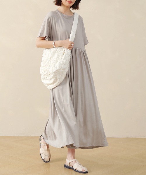 ReRe(リリ)の「ドロップショルダーロングマキシワンピース(ワンピース・レディース・ブラック/ブルー/グリーン/ベージュ・MEDIUM)」の1枚目の写真