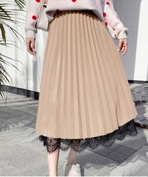 レースとのレイヤードがお洒落なプリーツスカート