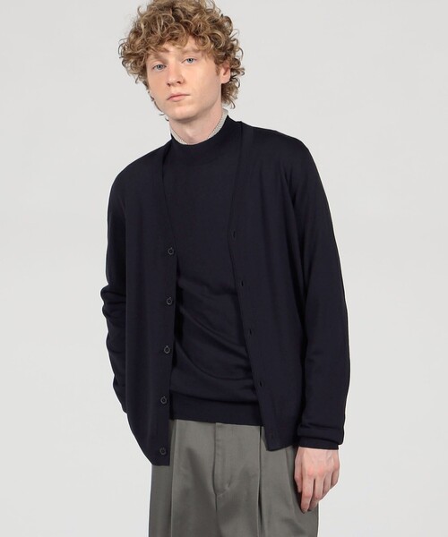 TOMORROWLAND (トゥモローランド)の「TOMORROWLAND tricot スーパーファインメリノウール Vネックカーディガン S-WOOL(カーディガン/ボレロ・メンズ・ネイビー/イエロー/ブラック/チャコールグレー・XS/S/M/L/XL)」の5枚目の写真