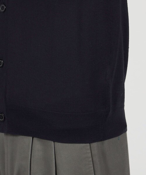 TOMORROWLAND (トゥモローランド)の「TOMORROWLAND tricot スーパーファインメリノウール Vネックカーディガン S-WOOL(カーディガン/ボレロ・メンズ・ネイビー/イエロー/ブラック/チャコールグレー・XS/S/M/L/XL)」の12枚目の写真