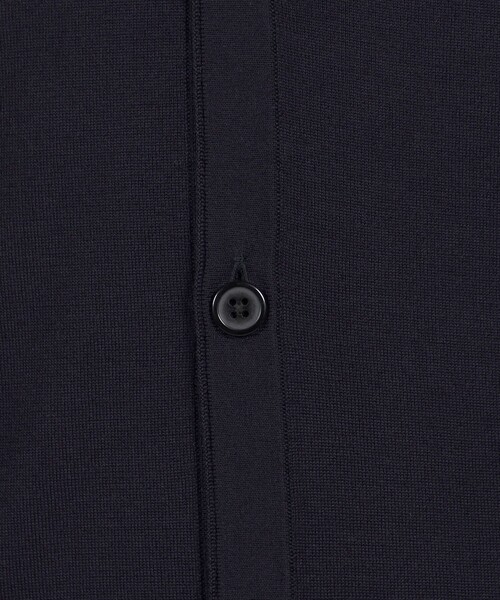 TOMORROWLAND (トゥモローランド)の「TOMORROWLAND tricot スーパーファインメリノウール Vネックカーディガン S-WOOL(カーディガン/ボレロ・メンズ・ネイビー/イエロー/ブラック/チャコールグレー・XS/S/M/L/XL)」の13枚目の写真