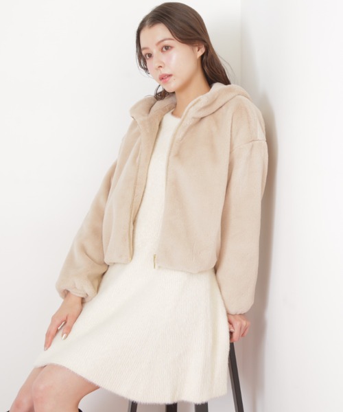 JILL by JILL STUART（ジルバイジルスチュアート）の「◇ フェイクファーフーディー（ブルゾン・レディース・ベージュ/ホワイト/グレー・MEDIUM/SMALL）」の3枚目の写真