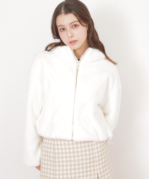 JILL by JILL STUART（ジルバイジルスチュアート）の「◇ フェイクファーフーディー（ブルゾン・レディース・ベージュ/ホワイト/グレー・MEDIUM/SMALL）」の2枚目の写真