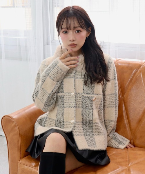 CECIL McBEE(セシルマクビー)の「チェック柄ファー襟ジップニットカーディガン(カーディガン/ボレロ・レディース・ベージュ/ホワイト・MEDIUM)」の1枚目の写真