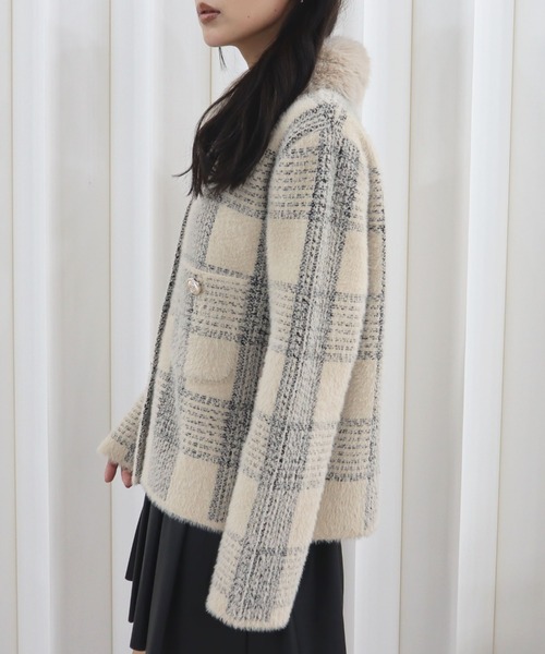 CECIL McBEE(セシルマクビー)の「チェック柄ファー襟ジップニットカーディガン(カーディガン/ボレロ・レディース・ベージュ/ホワイト・MEDIUM)」の5枚目の写真