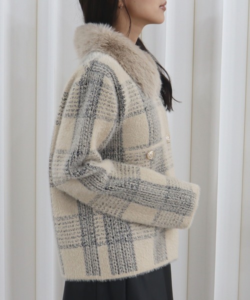 CECIL McBEE(セシルマクビー)の「チェック柄ファー襟ジップニットカーディガン(カーディガン/ボレロ・レディース・ベージュ/ホワイト・MEDIUM)」の7枚目の写真
