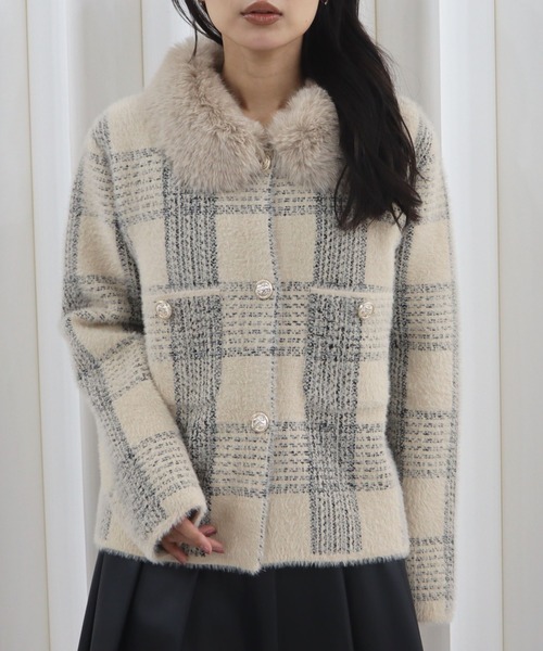 CECIL McBEE(セシルマクビー)の「チェック柄ファー襟ジップニットカーディガン(カーディガン/ボレロ・レディース・ベージュ/ホワイト・MEDIUM)」の4枚目の写真