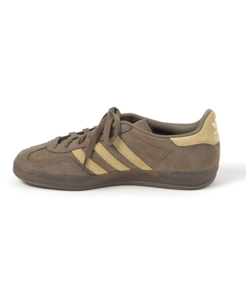 adidas（アディダス）の「【adidas(アディダス)】GAZELLE INDOOR(WOMENS)（スニーカー・レディース・ブラウン・LARGE/MEDIUM）」の2枚目の写真