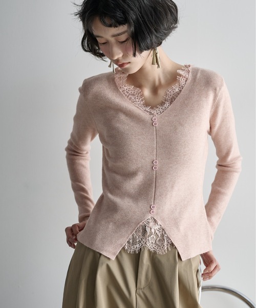 THE YOn（ザヨン）の「レースレイヤードVネックリブニット（ニット/セーター・レディース・ブラック/アイボリー/チャコールグレー/ピンク・FREE）」の4枚目の写真