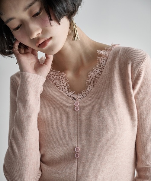 THE YOn（ザヨン）の「レースレイヤードVネックリブニット（ニット/セーター・レディース・ブラック/アイボリー/チャコールグレー/ピンク・FREE）」の9枚目の写真