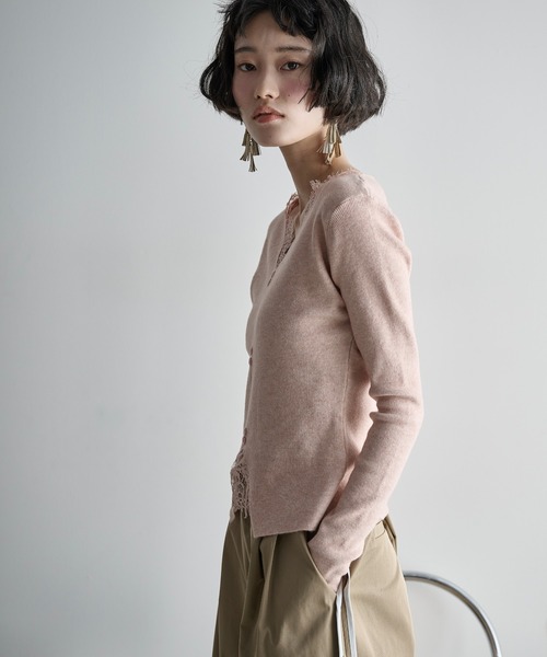 THE YOn（ザヨン）の「レースレイヤードVネックリブニット（ニット/セーター・レディース・ブラック/アイボリー/チャコールグレー/ピンク・FREE）」の7枚目の写真