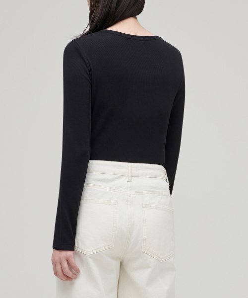 MUSINSA STANDARD WOMAN（ムシンサスタンダードウーマン）の「ウィメンズリブスリムフィット長袖Tシャツ[ブラック]（Tシャツ/カットソー・レディース・その他・SMALL/MEDIUM/LARGE/X-SMALL）」の3枚目の写真