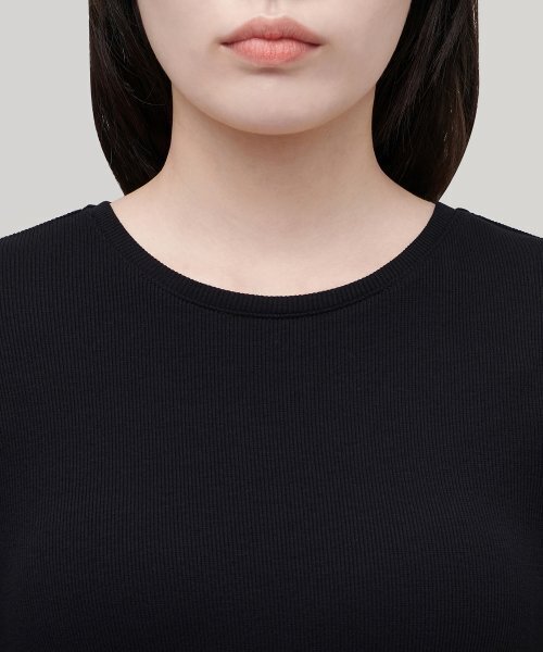 MUSINSA STANDARD WOMAN（ムシンサスタンダードウーマン）の「ウィメンズリブスリムフィット長袖Tシャツ[ブラック]（Tシャツ/カットソー・レディース・その他・SMALL/MEDIUM/LARGE/X-SMALL）」の4枚目の写真